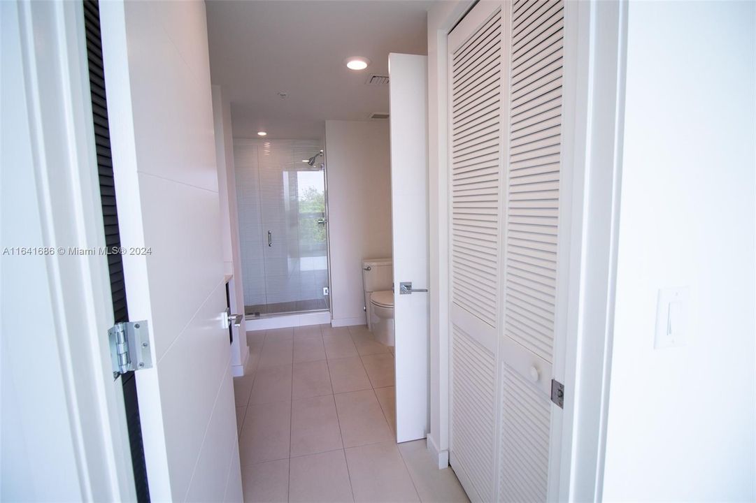 For Sale: $330,000 (1 beds, 1 baths, 668 Square Feet)