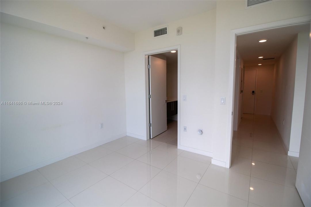 For Sale: $330,000 (1 beds, 1 baths, 668 Square Feet)