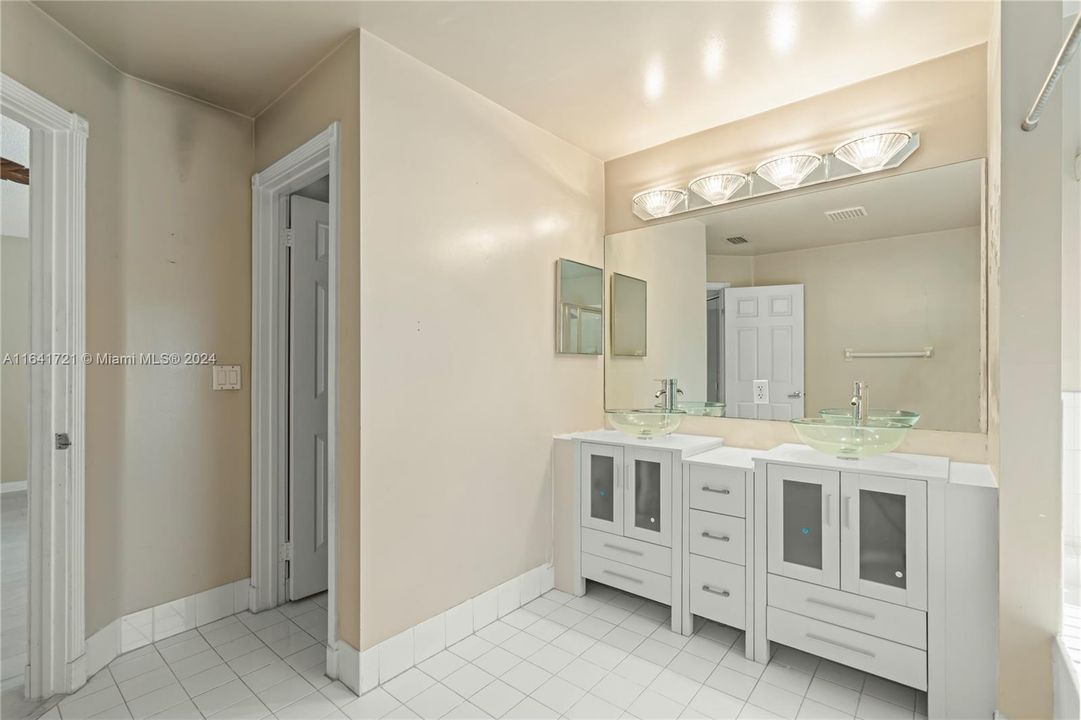 Recently Rented: $4,500 (4 beds, 3 baths, 2587 Square Feet)