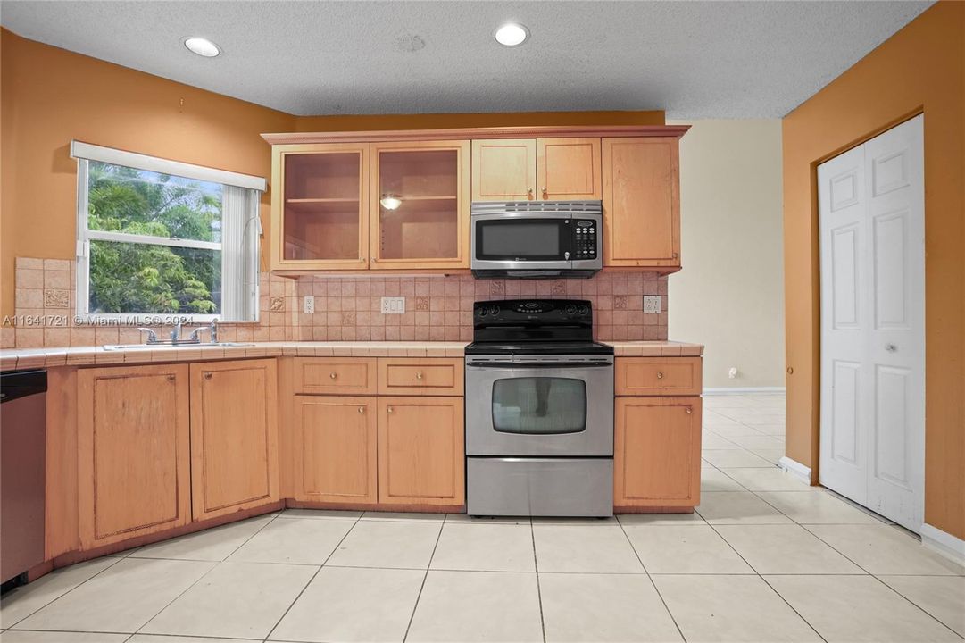 Recently Rented: $4,500 (4 beds, 3 baths, 2587 Square Feet)