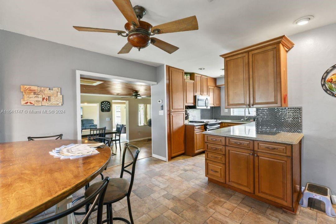 Недавно продано: $293,000 (2 спален, 3 ванн, 1506 Квадратных фут)