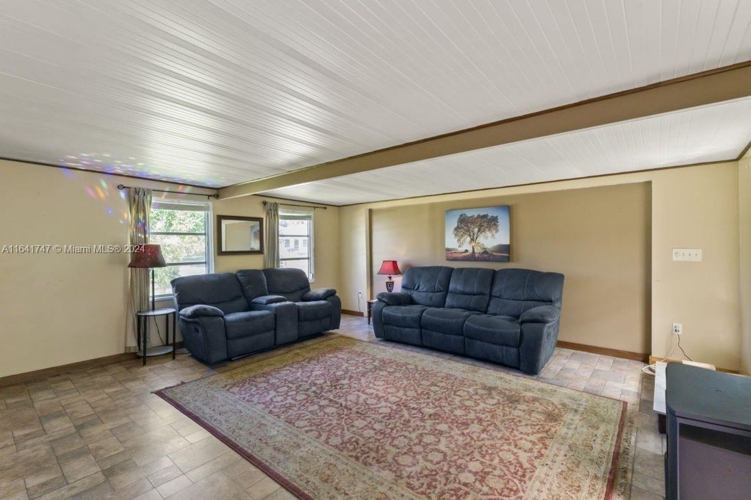 Недавно продано: $293,000 (2 спален, 3 ванн, 1506 Квадратных фут)