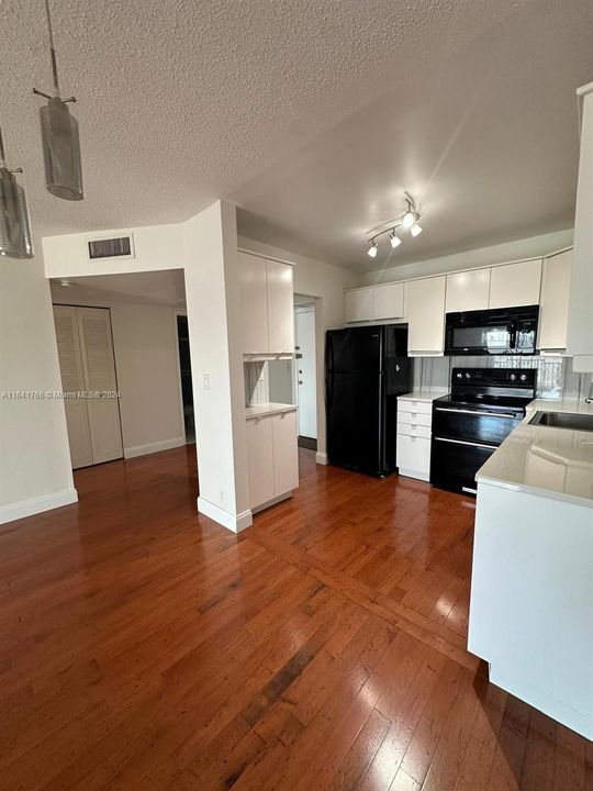 For Sale: $162,500 (1 beds, 1 baths, 675 Square Feet)