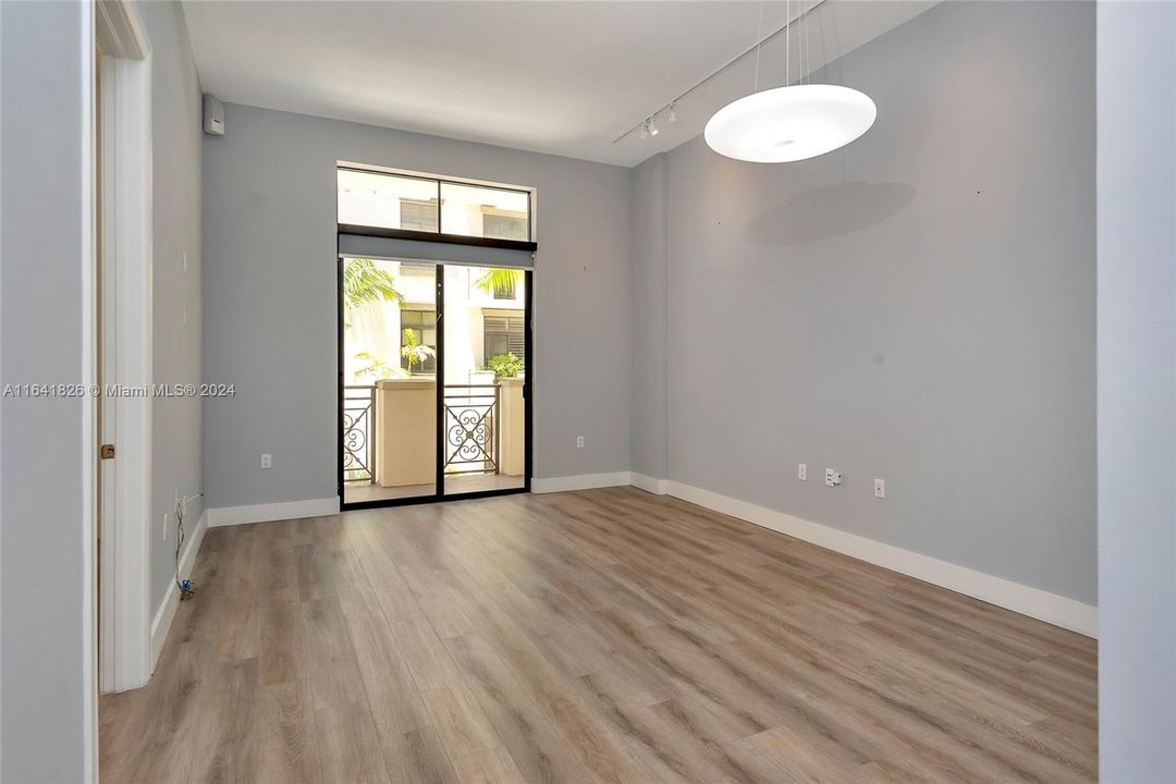 For Sale: $439,800 (1 beds, 1 baths, 697 Square Feet)