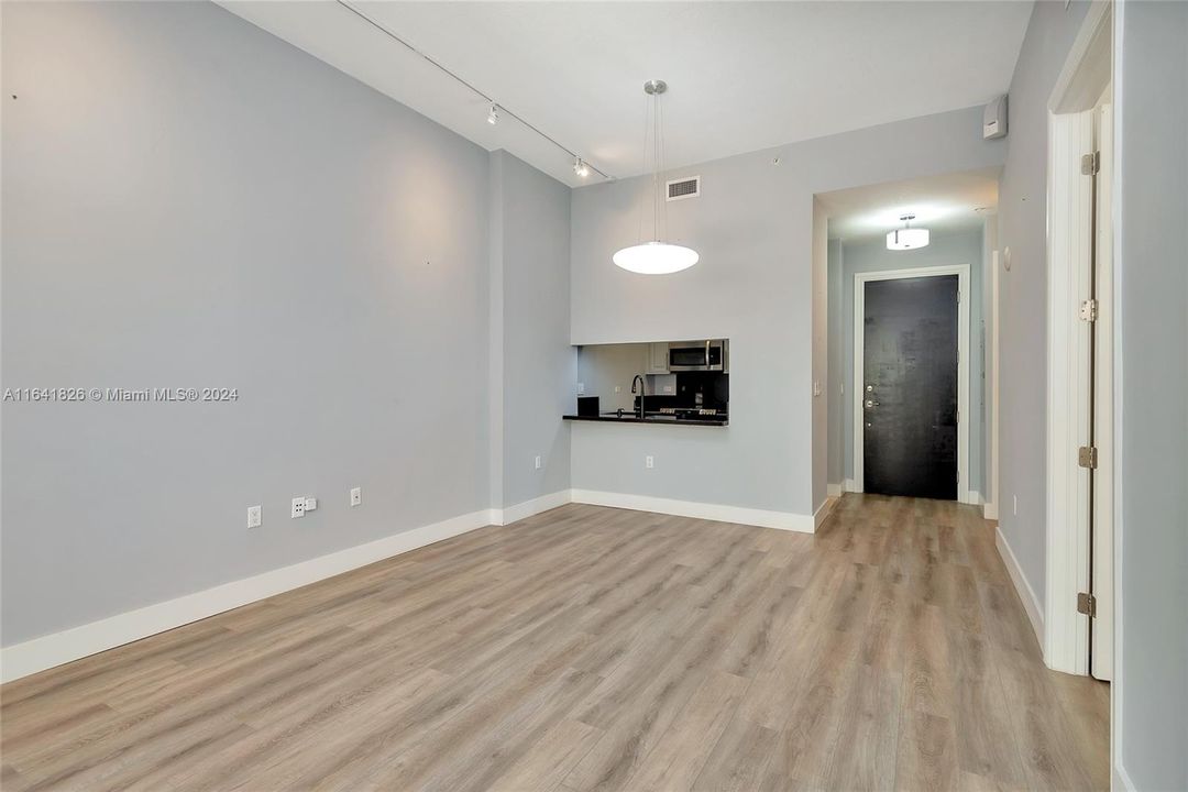 For Sale: $439,800 (1 beds, 1 baths, 697 Square Feet)