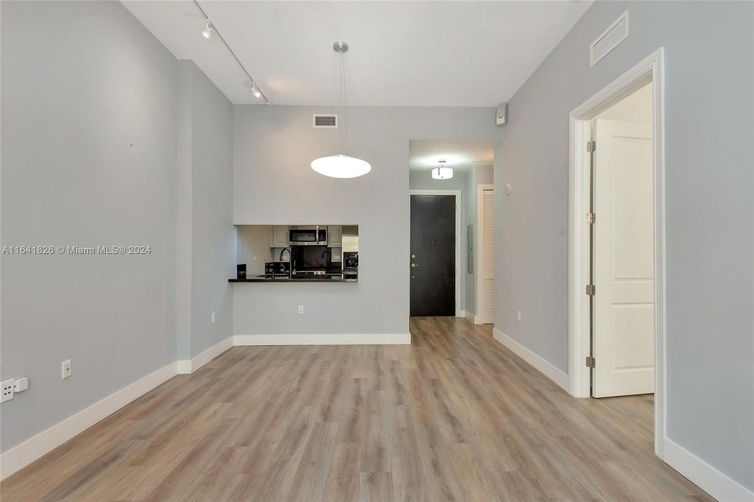 For Sale: $439,800 (1 beds, 1 baths, 697 Square Feet)