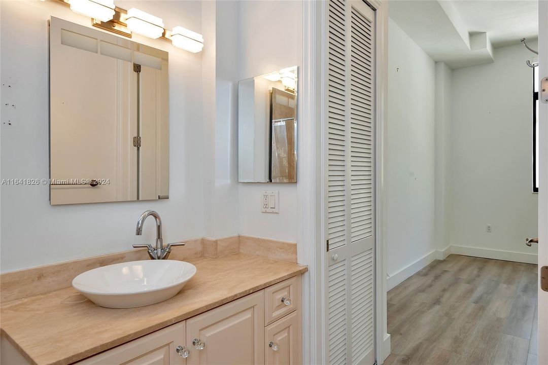 For Sale: $439,800 (1 beds, 1 baths, 697 Square Feet)