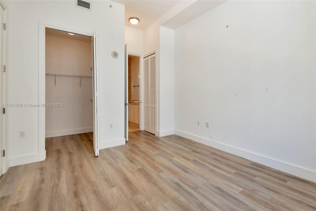 For Sale: $439,800 (1 beds, 1 baths, 697 Square Feet)