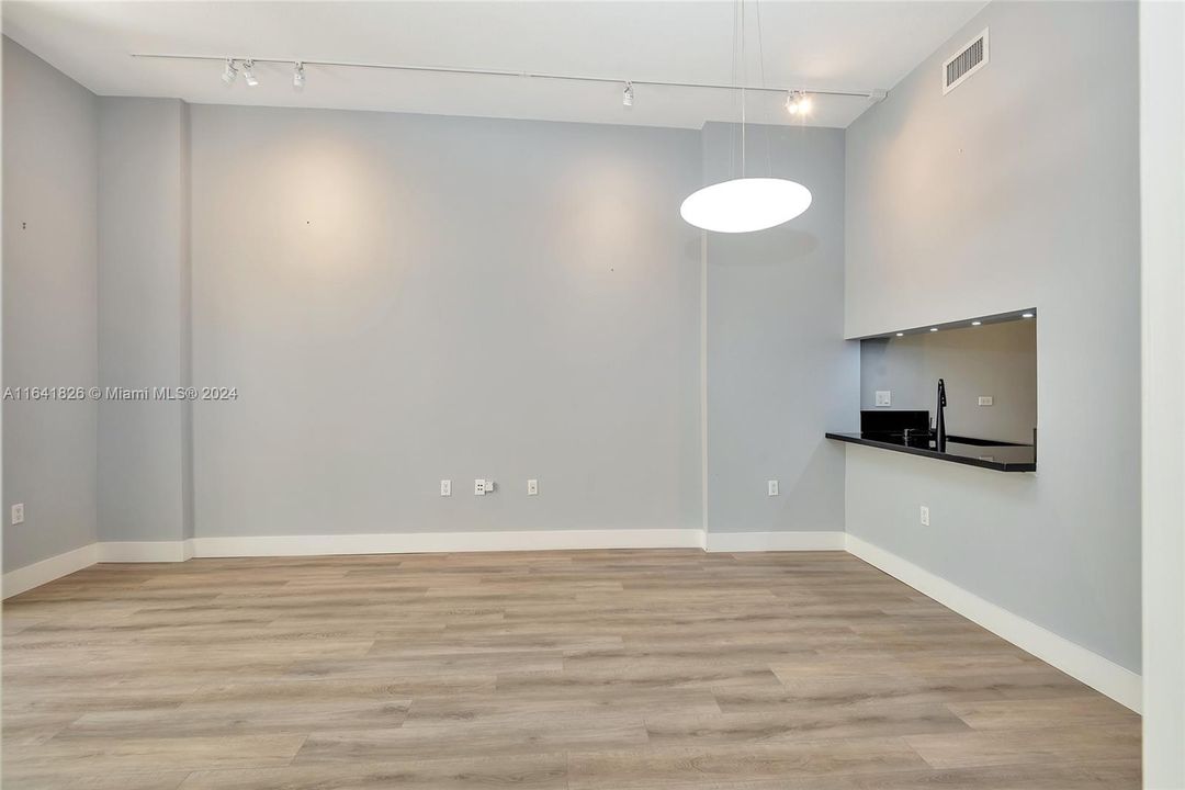 For Sale: $439,800 (1 beds, 1 baths, 697 Square Feet)