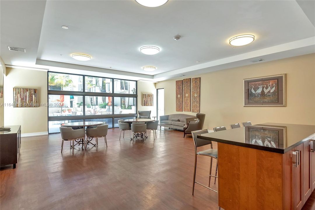 For Sale: $439,800 (1 beds, 1 baths, 697 Square Feet)