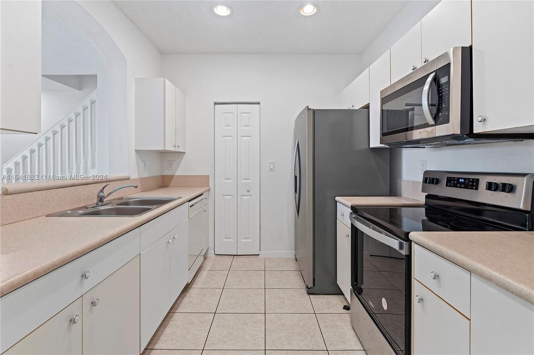 Active With Contract: $2,500 (4 beds, 3 baths, 1544 Square Feet)