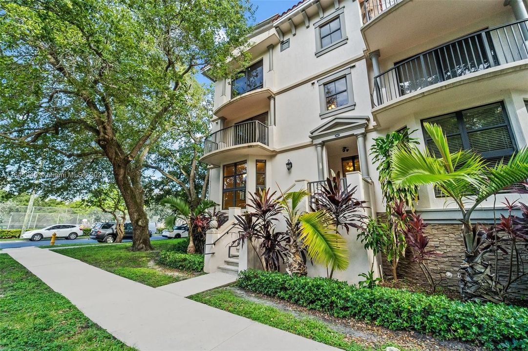 Recently Sold: $985,000 (3 beds, 3 baths, 1664 Square Feet)