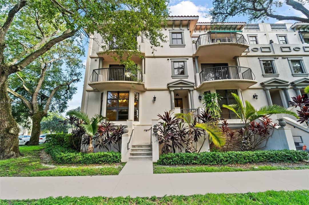 Recently Sold: $985,000 (3 beds, 3 baths, 1664 Square Feet)