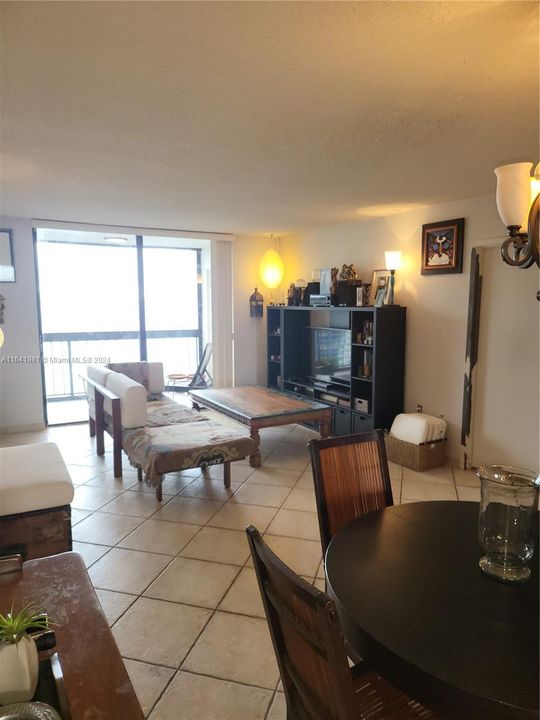 En Venta: $729,000 (2 camas, 2 baños, 1100 Pies cuadrados)