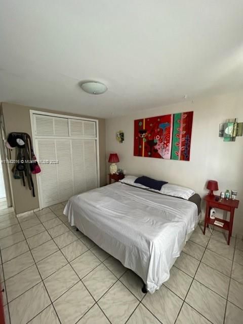 For Sale: $229,900 (1 beds, 1 baths, 720 Square Feet)