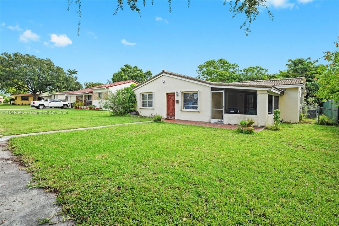 Active With Contract: $619,000 (3 beds, 2 baths, 1404 Square Feet)