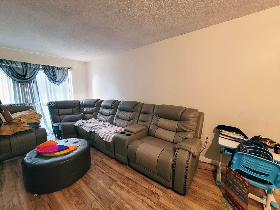 For Sale: $155,000 (1 beds, 1 baths, 816 Square Feet)