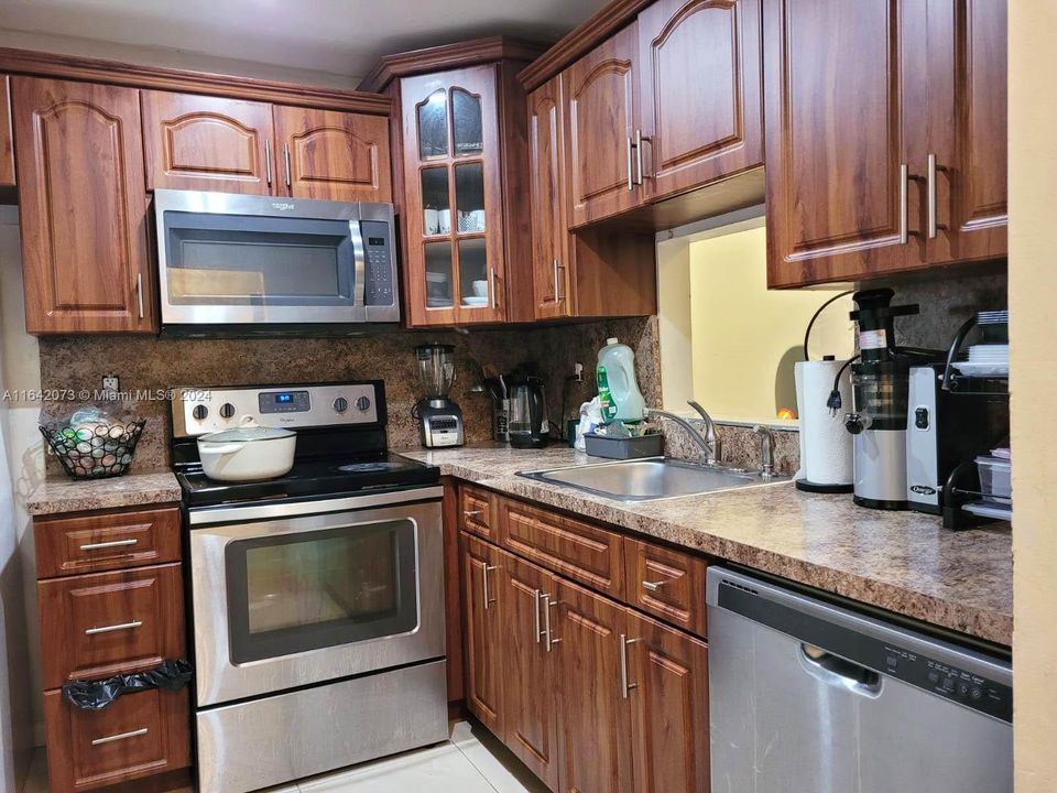 For Sale: $155,000 (1 beds, 1 baths, 816 Square Feet)