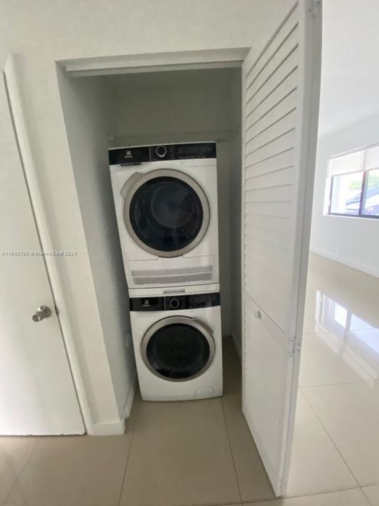 Recently Rented: $2,650 (3 beds, 2 baths, 1240 Square Feet)