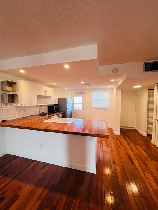 Recently Rented: $2,200 (1 beds, 1 baths, 794 Square Feet)