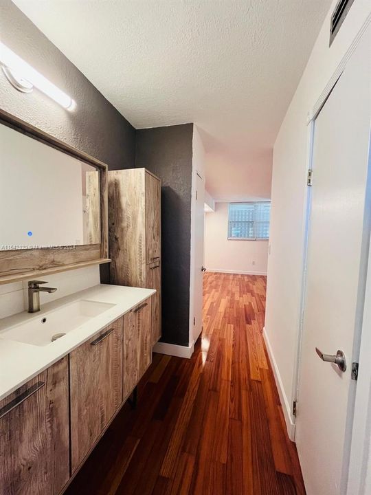 Recently Rented: $2,200 (1 beds, 1 baths, 794 Square Feet)