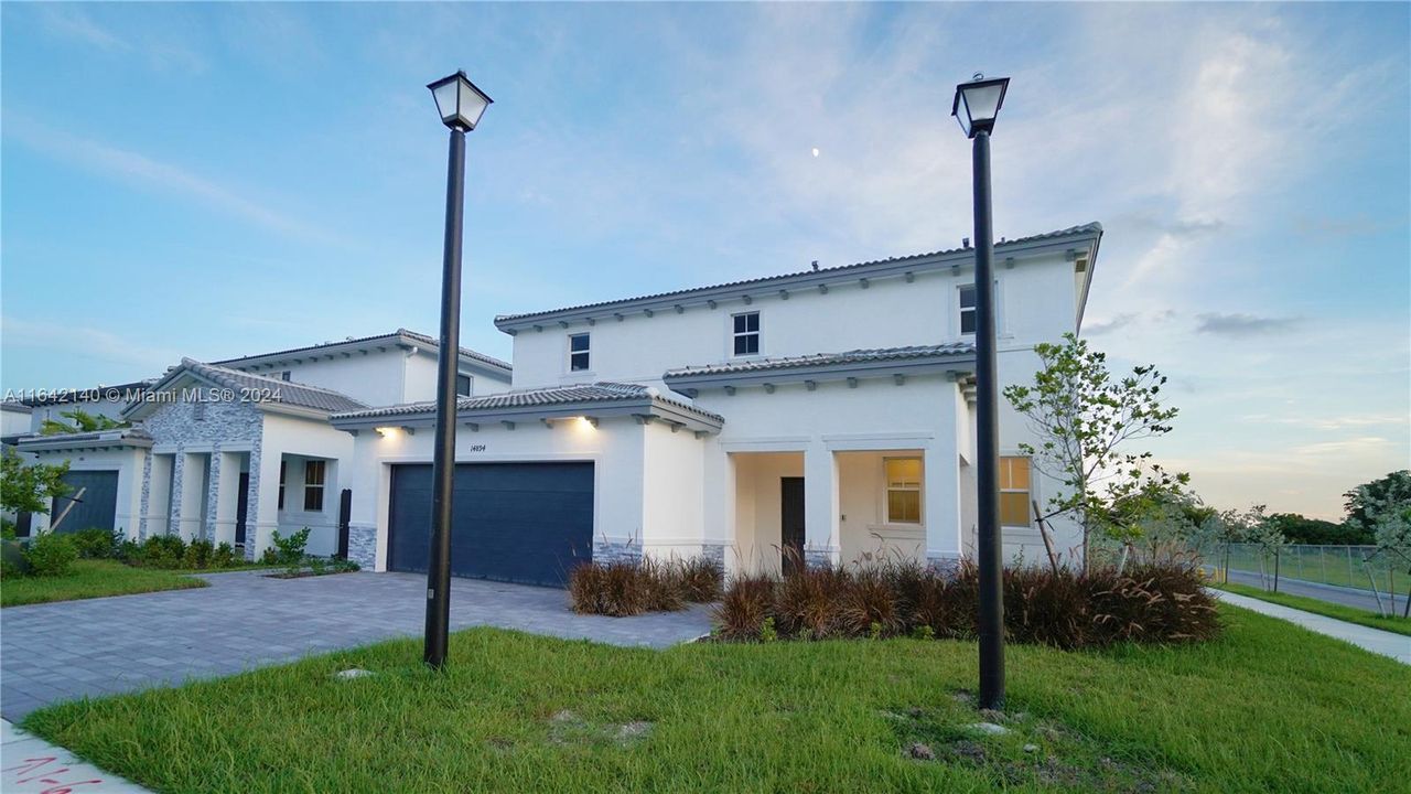 En Venta: $879,900 (5 camas, 3 baños, 3033 Pies cuadrados)