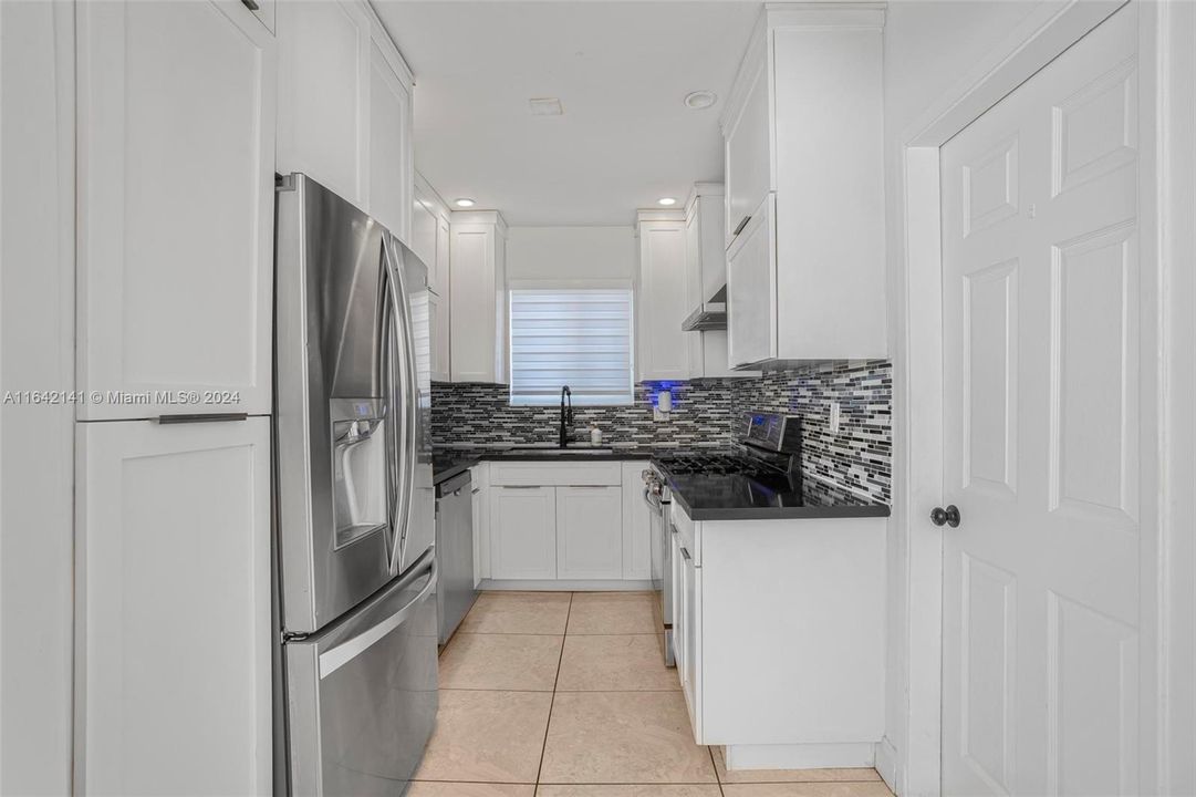 Active With Contract: $6,900 (3 beds, 2 baths, 1812 Square Feet)