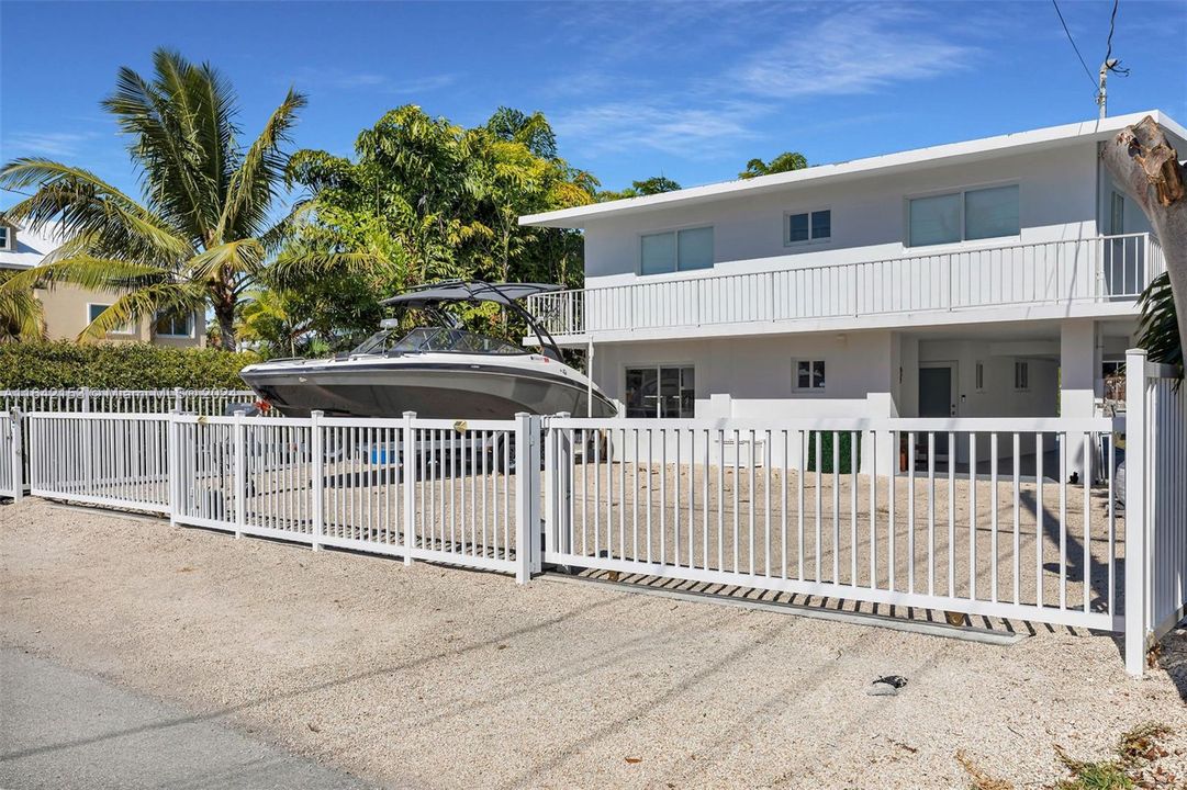 For Sale: $1,695,000 (3 beds, 3 baths, 1248 Square Feet)