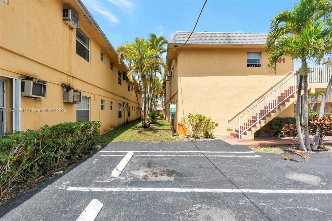 Active With Contract: $180,000 (2 beds, 1 baths, 650 Square Feet)