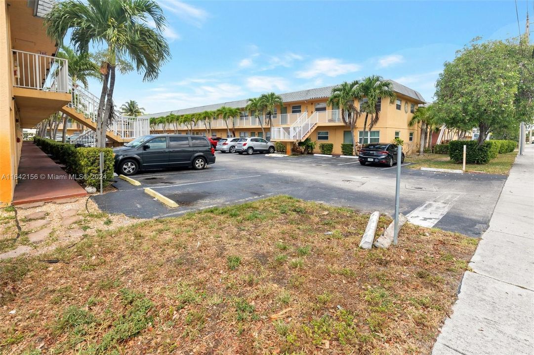 Active With Contract: $180,000 (2 beds, 1 baths, 650 Square Feet)