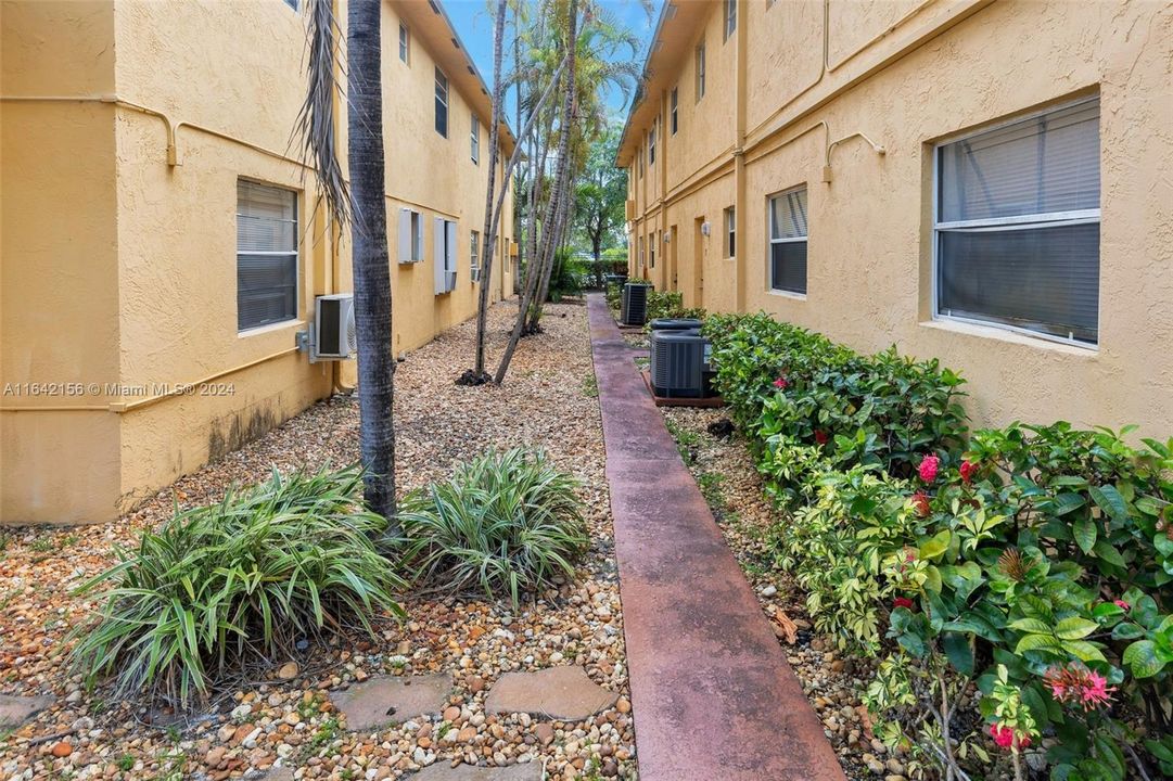 Active With Contract: $180,000 (2 beds, 1 baths, 650 Square Feet)