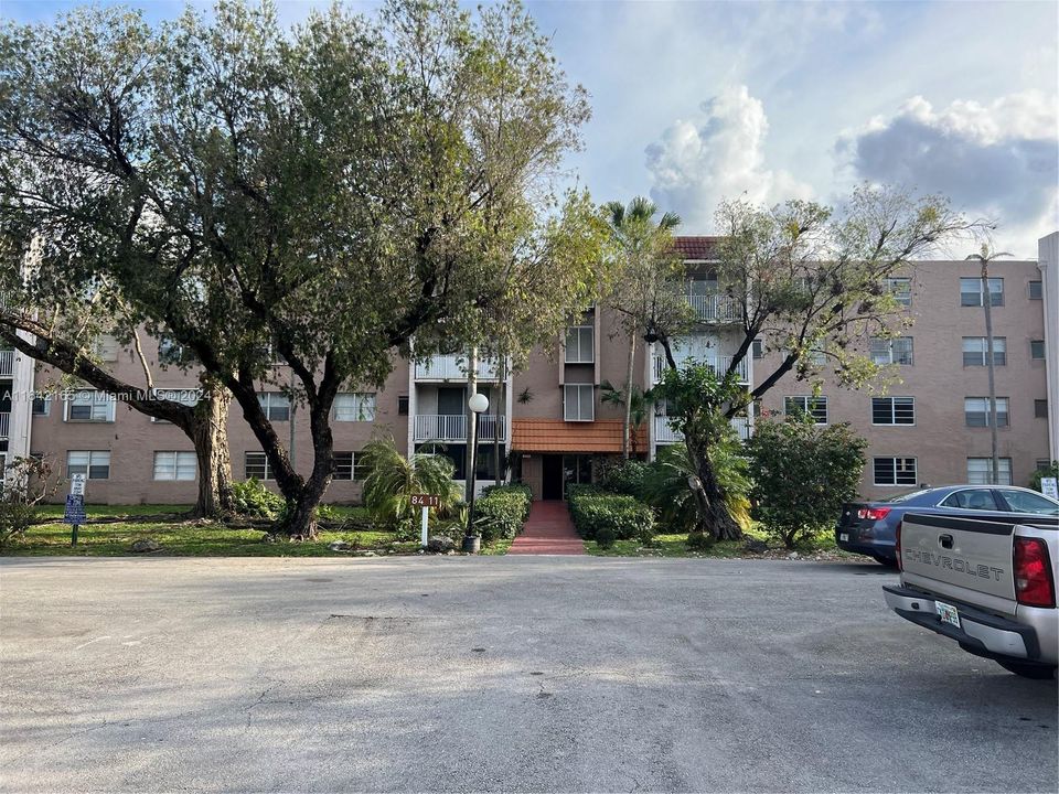 Active With Contract: $1,850 (1 beds, 1 baths, 777 Square Feet)