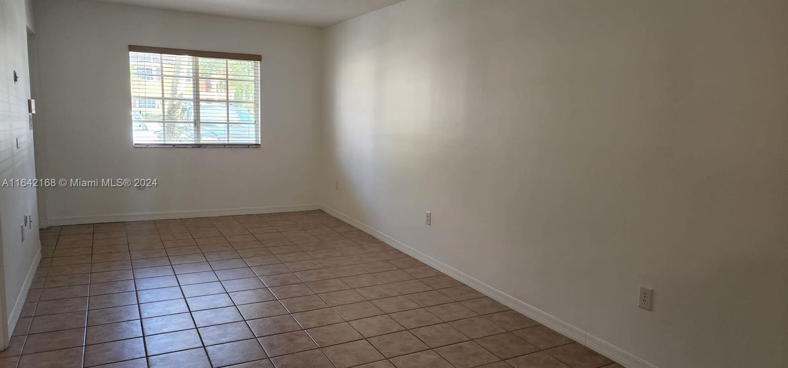 Active With Contract: $1,900 (2 beds, 2 baths, 920 Square Feet)