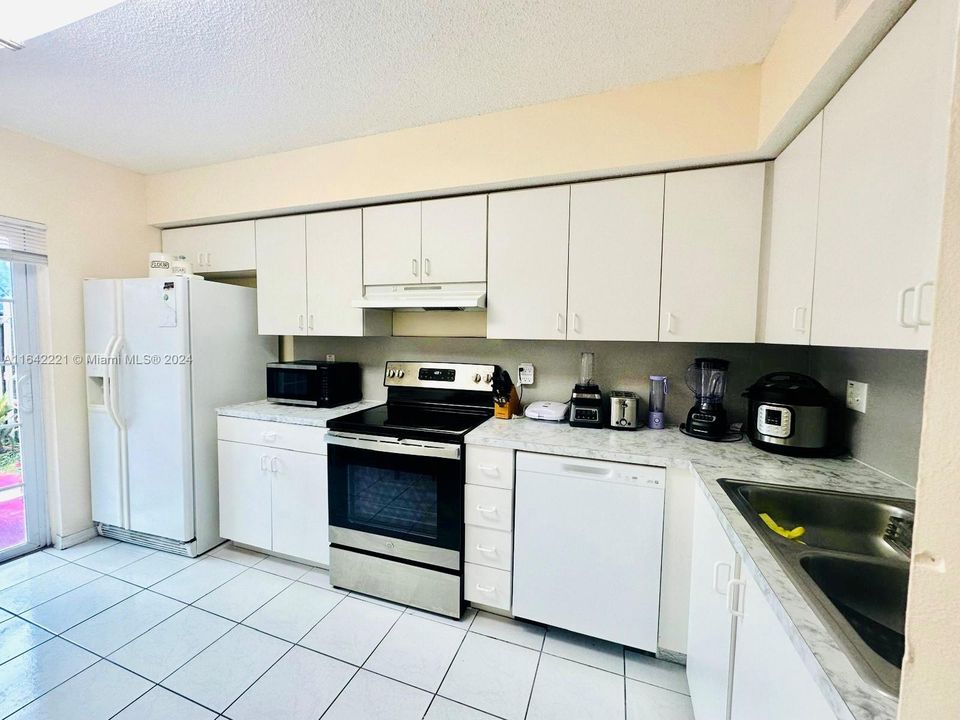 For Sale: $330,997 (2 beds, 2 baths, 900 Square Feet)