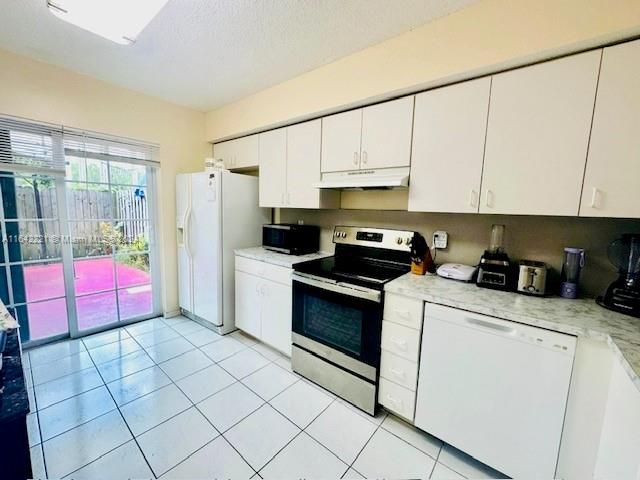 For Sale: $330,997 (2 beds, 2 baths, 900 Square Feet)