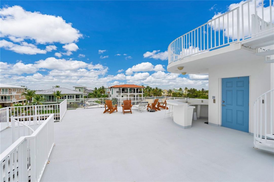 Rooftop deck is serviced by the elevator too!