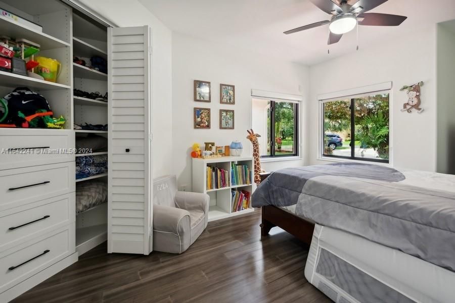 Active With Contract: $1,000,000 (3 beds, 2 baths, 2135 Square Feet)