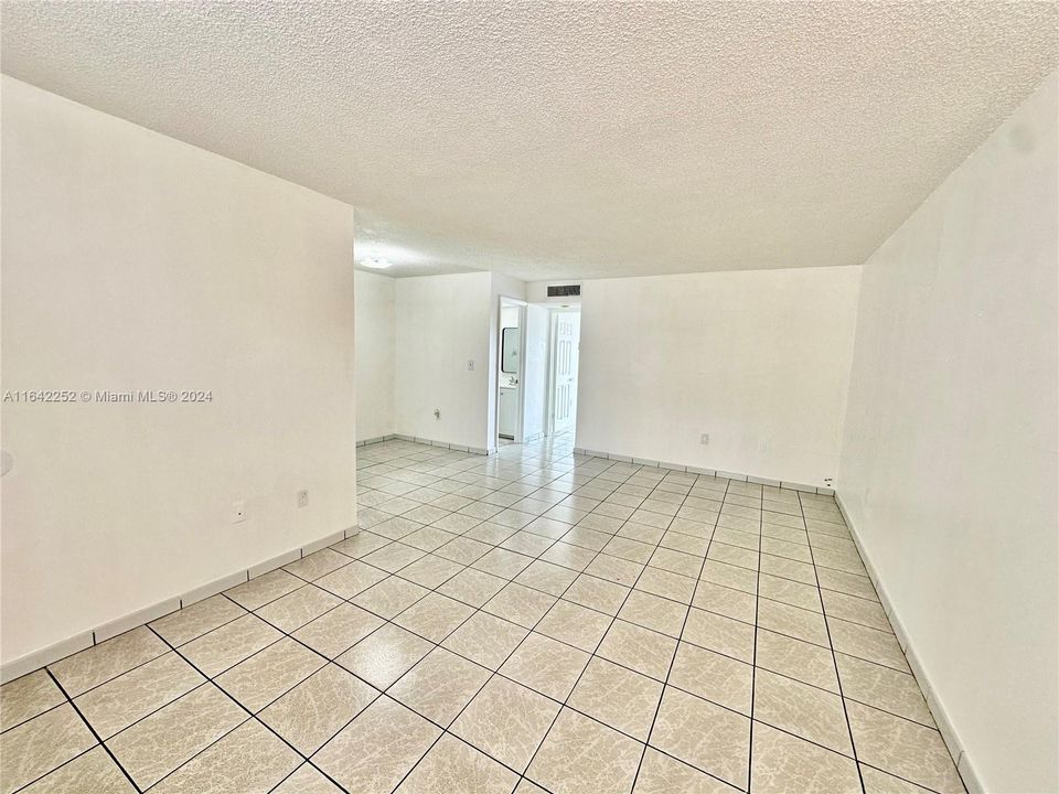 Active With Contract: $2,000 (1 beds, 1 baths, 741 Square Feet)