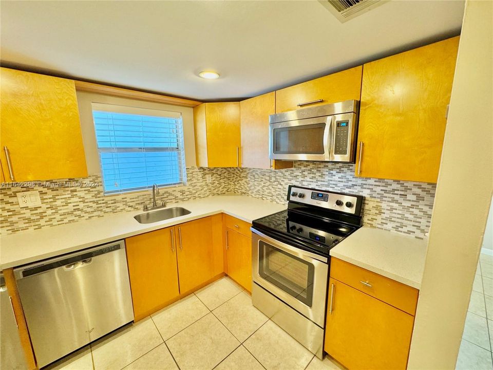 Active With Contract: $2,175 (1 beds, 1 baths, 1149 Square Feet)