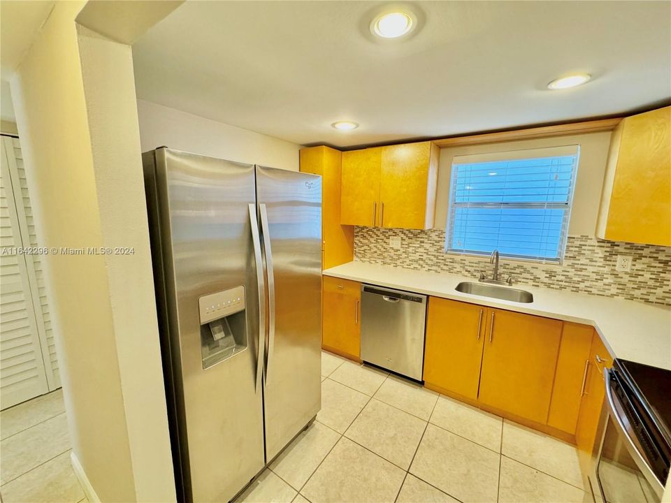 Active With Contract: $2,175 (1 beds, 1 baths, 1149 Square Feet)