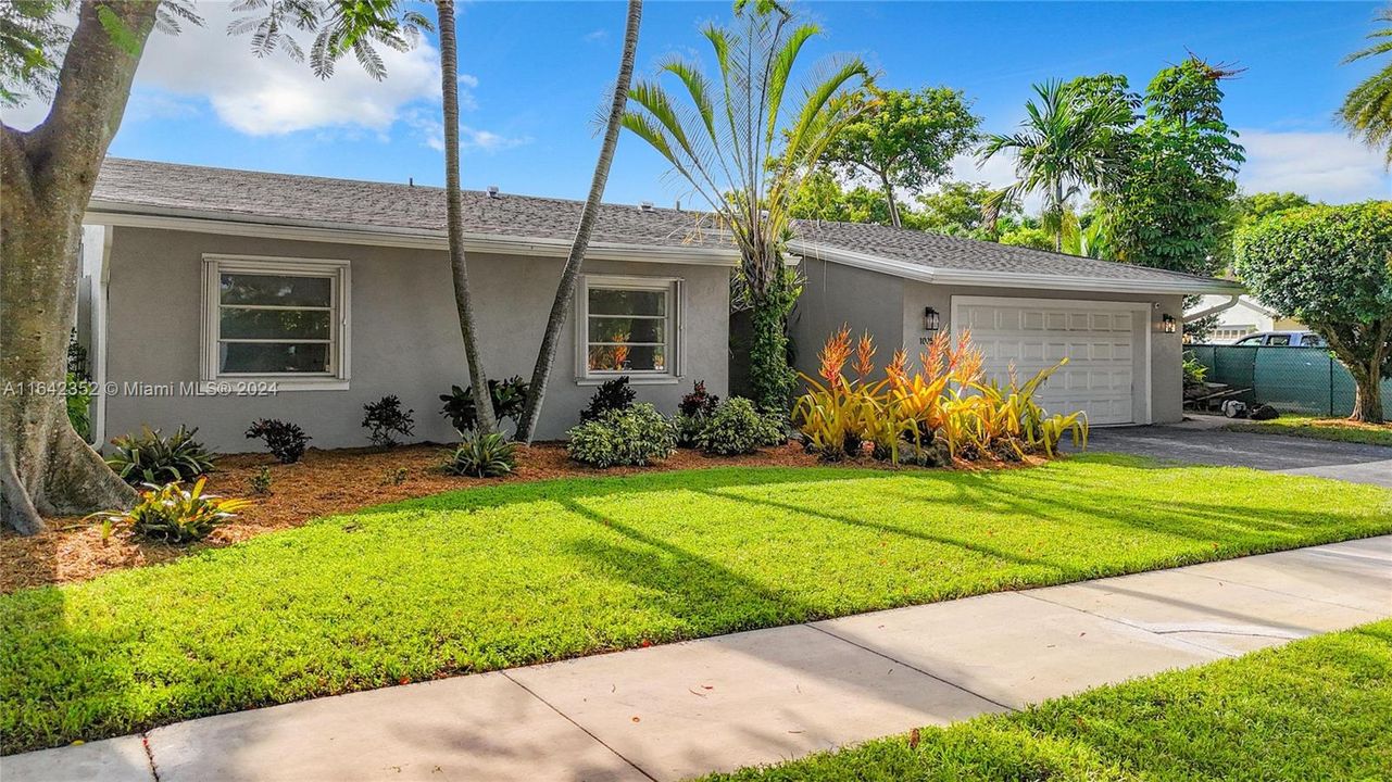 Active With Contract: $795,000 (3 beds, 3 baths, 1947 Square Feet)