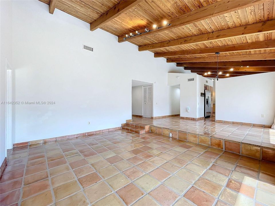 Activo con contrato: $795,000 (3 camas, 3 baños, 1947 Pies cuadrados)