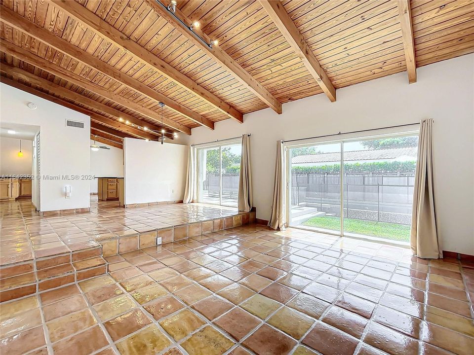 Activo con contrato: $795,000 (3 camas, 3 baños, 1947 Pies cuadrados)