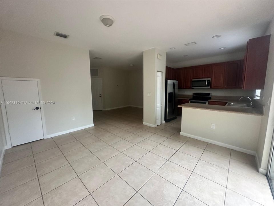 Active With Contract: $2,450 (3 beds, 2 baths, 1564 Square Feet)