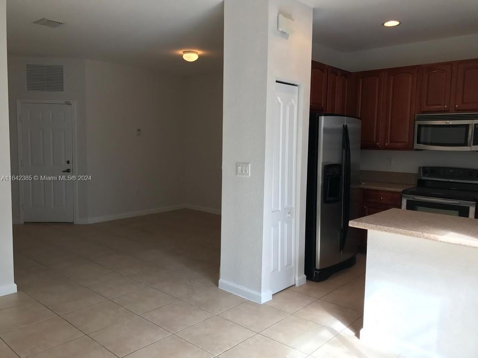 Active With Contract: $2,450 (3 beds, 2 baths, 1564 Square Feet)