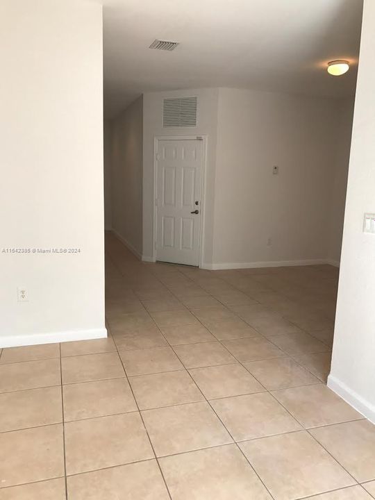 Active With Contract: $2,450 (3 beds, 2 baths, 1564 Square Feet)