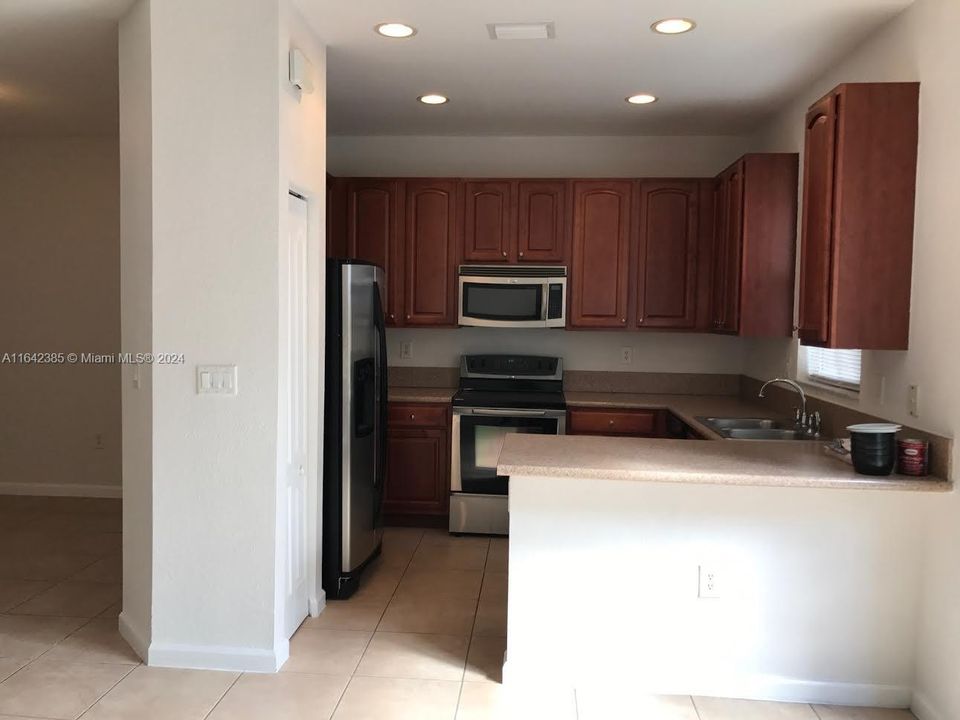 Active With Contract: $2,450 (3 beds, 2 baths, 1564 Square Feet)