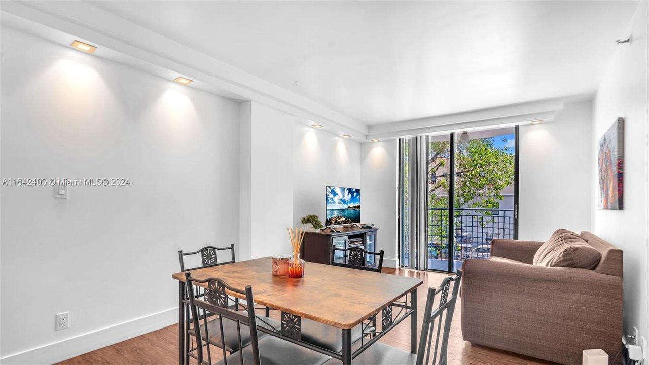 Active With Contract: $265,000 (2 beds, 1 baths, 758 Square Feet)