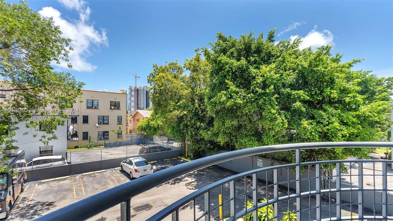 Active With Contract: $265,000 (2 beds, 1 baths, 758 Square Feet)