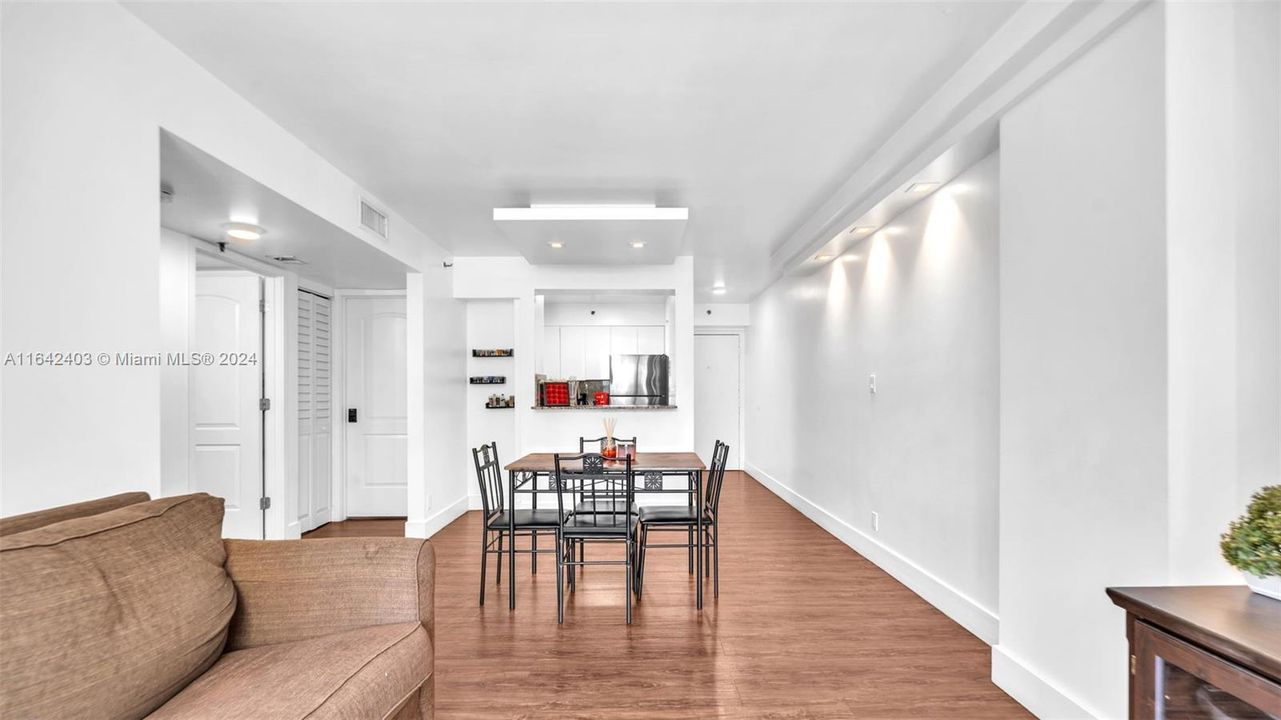 Active With Contract: $265,000 (2 beds, 1 baths, 758 Square Feet)